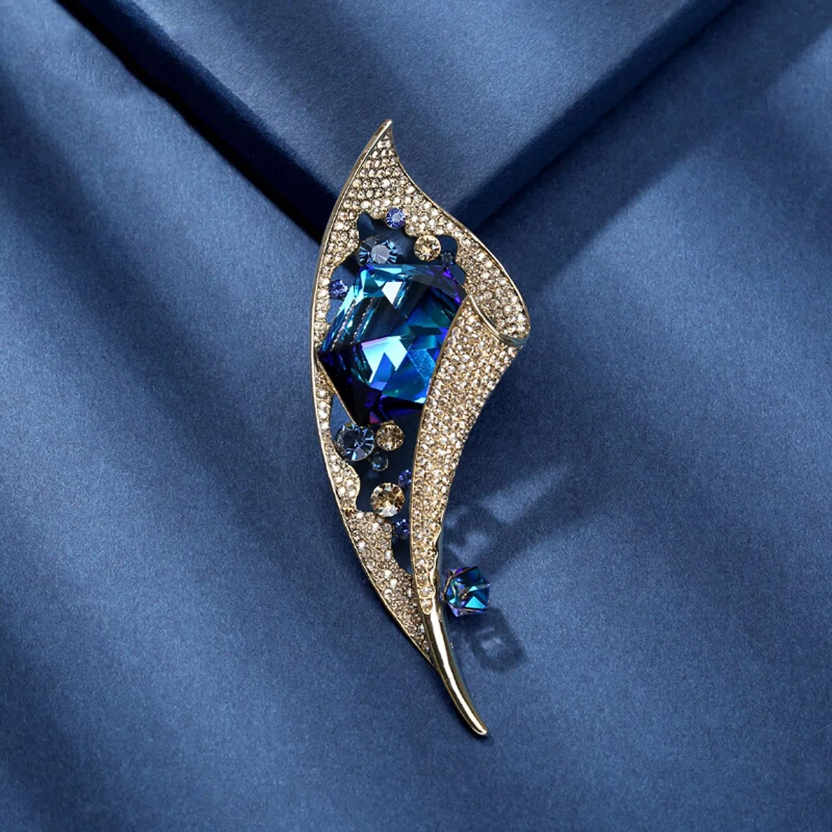 CFWSHJ Broche De Mujer Alfileres Elegante Broche Único Solapa Bufanda Ropa Ramillete Accesorios De Ramillete De Cristal Damas Cumpleaños Boda Baile De Graduación San Valentín Broches Decorativos De