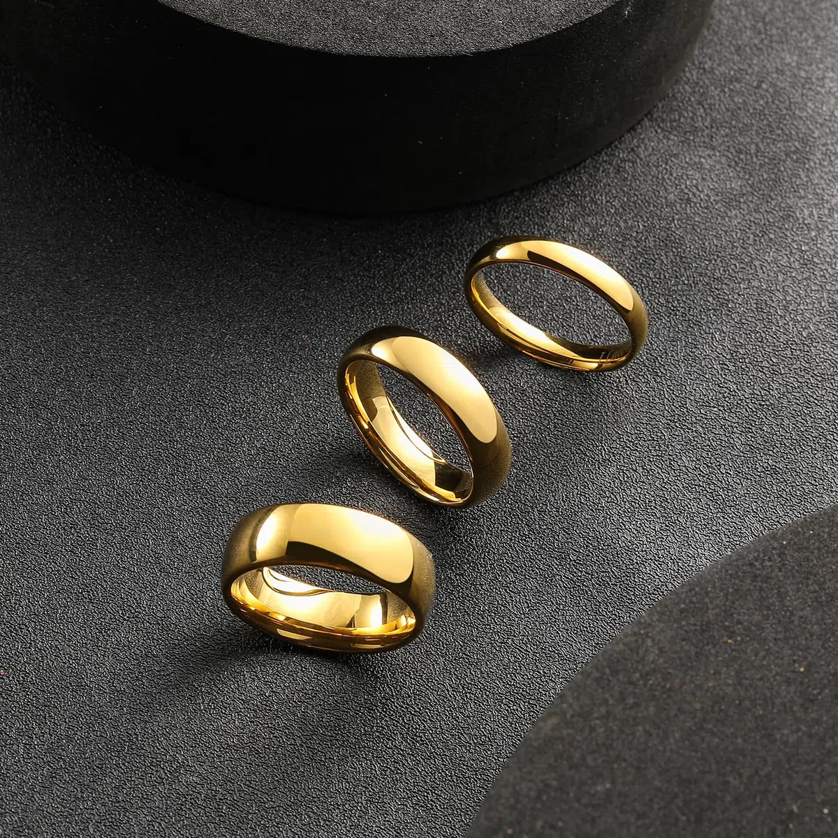 King Will Glory - Anillo de compromiso de carburo de tungsteno chapado en oro de 24 quilates pulido, con un estilo abovedado, de 8 mm