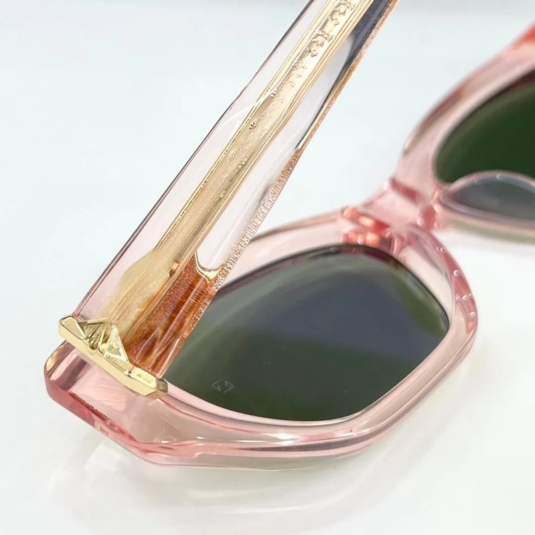 Gafas de sol con montura gruesa de acetato y protección UV400.