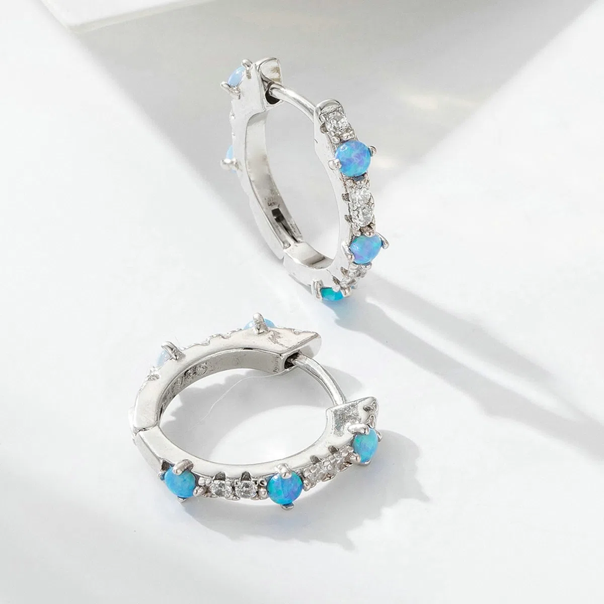 Wycian Pendientes grandes para mujer, ópalo azul y moissanita, pendientes de aro dorados pequeños pequeños para ella 9 K/14K/18K oro/platino