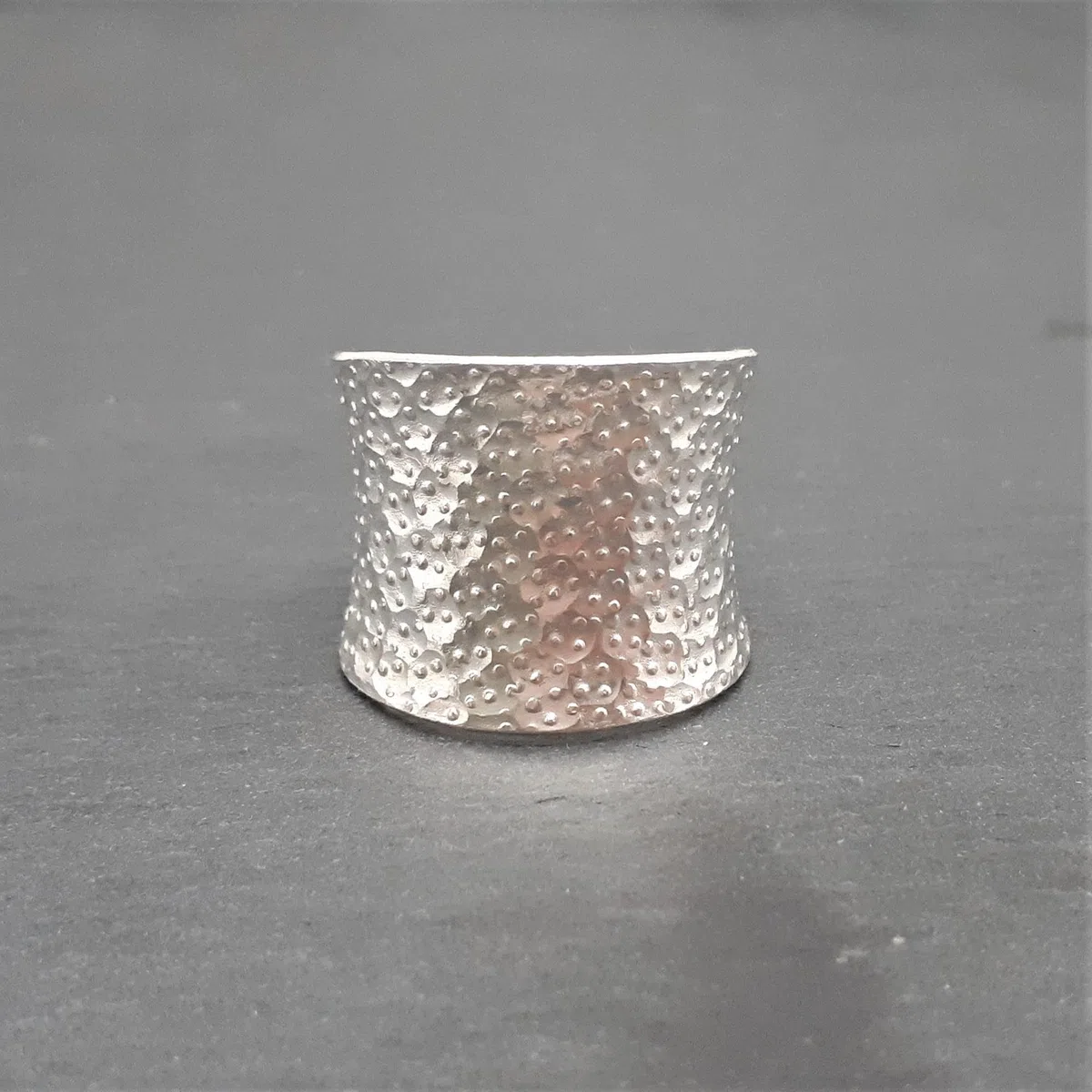 81stgeneration Hill Tribe Anillo de Banda Ancha Martillado de Plata con Textura de Puntos | Anillo Cóncavo Ajustable de Plata 999 para Mujer | Joyería Tribal Medieval | Anillos Gruesos para el Pulgar