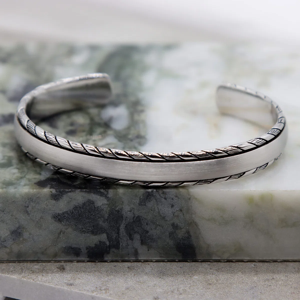 Tuscany Silver Brazalete de plata de ley chapado en rodio mate cepillado y trenzado para hombre, talla única, Plata chapada en rodio