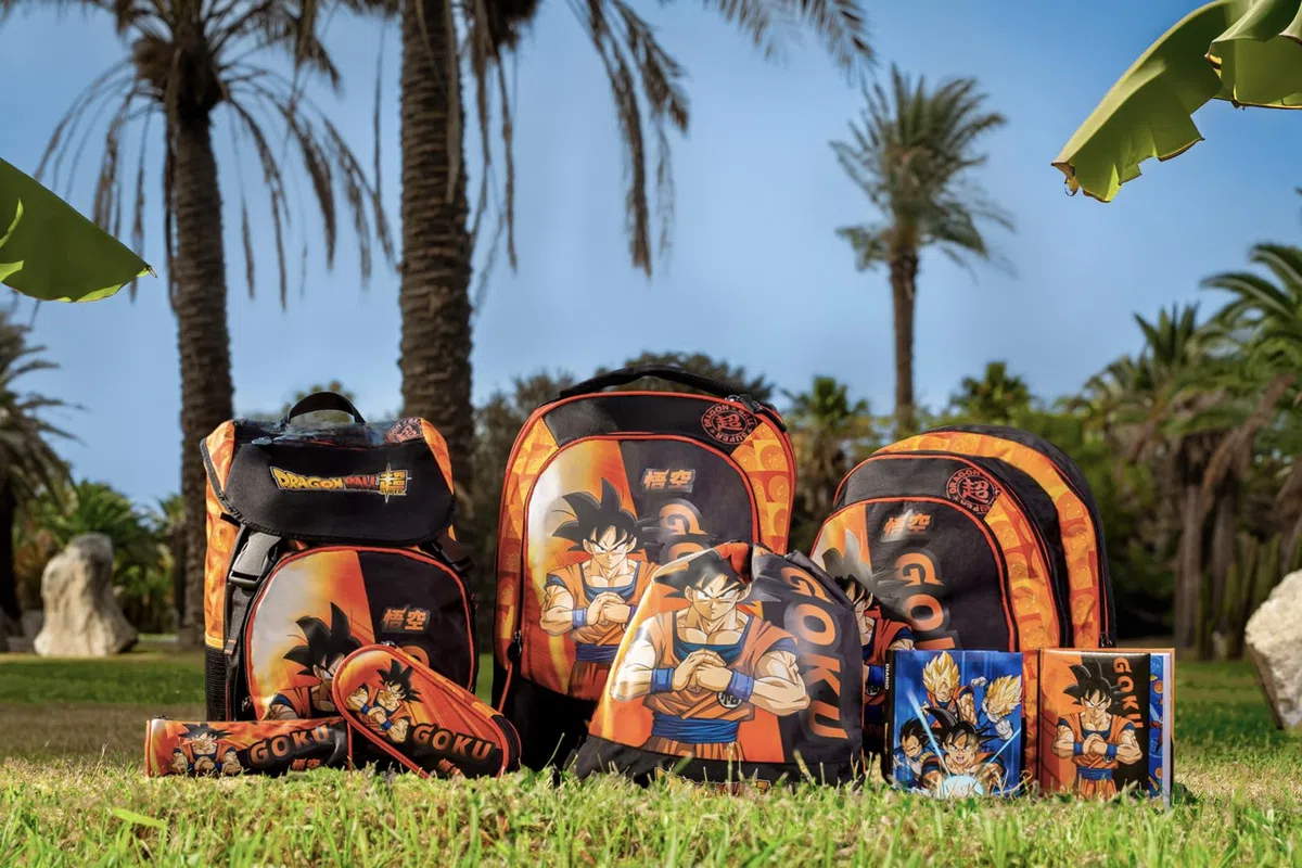 Dragon Ball - Mochila escolar sin ruedas oficial, Dragon Ball, con 2 amplios espacios centrales, amplio bolsillo frontal, correas ajustables y acolchadas, parte trasera y fondo termoformados, 32 x 43