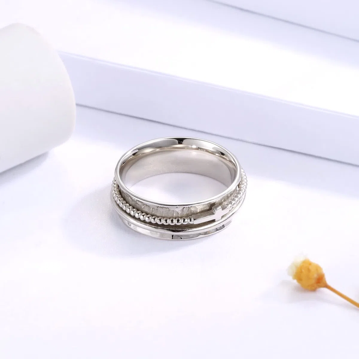 Anillo de cruz para mujer, de plata de ley 925, giratorio, ancho martillado
