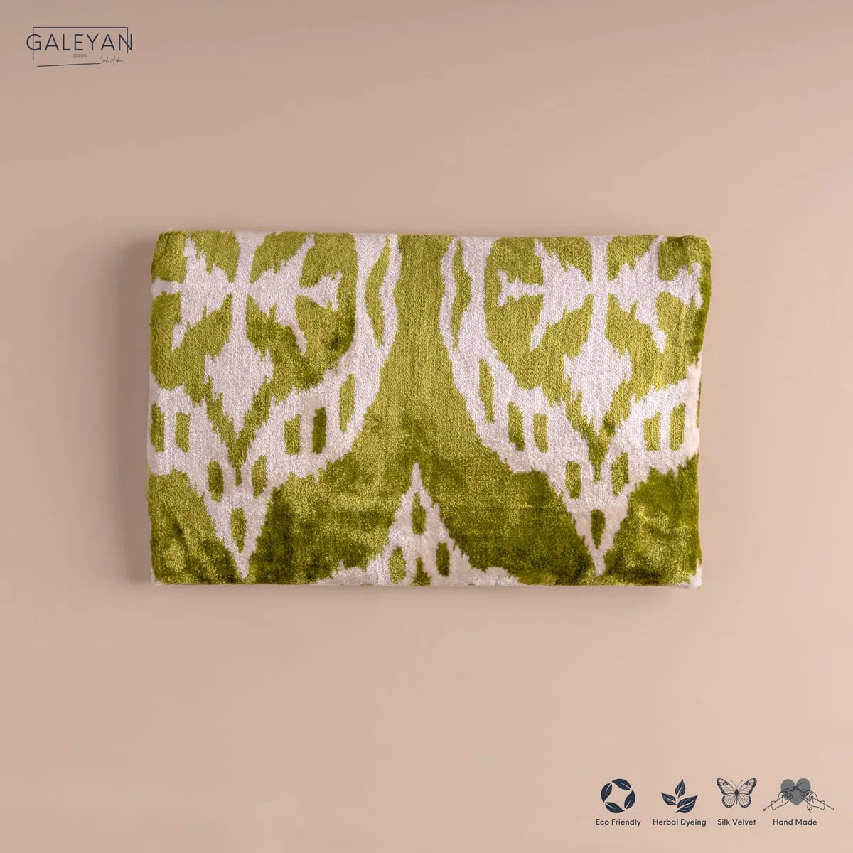 Bolso Ikat de terciopelo de seda hecho a mano, estilo sobre, diseño bohemio, patrón étnico, opción de correa de cadena, bolso de mano de fiesta de noche, bolso de mano premium, blanco roto
