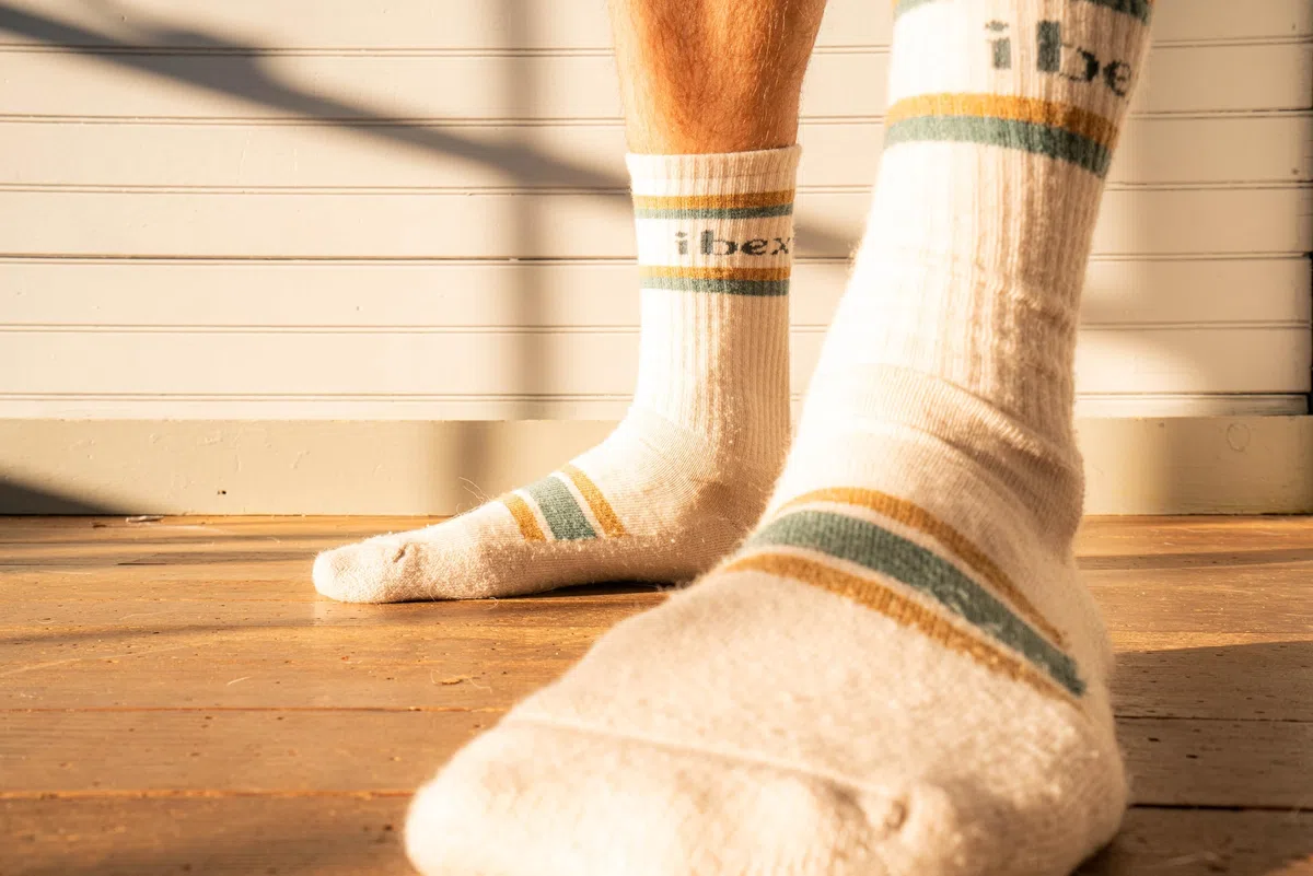IBEX Calcetines ligeros unisex de lana merino para senderismo, calcetines transpirables con soporte de arco y talón y puntera reforzados