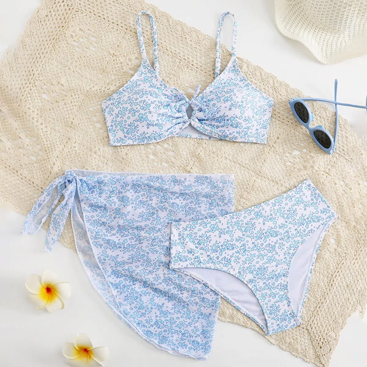 Traje de baño triángulo para niña con falda. Bonito traje de baño de tres piezas para niñas en verano con estampado cruzado, estampado de colores y estampado floral