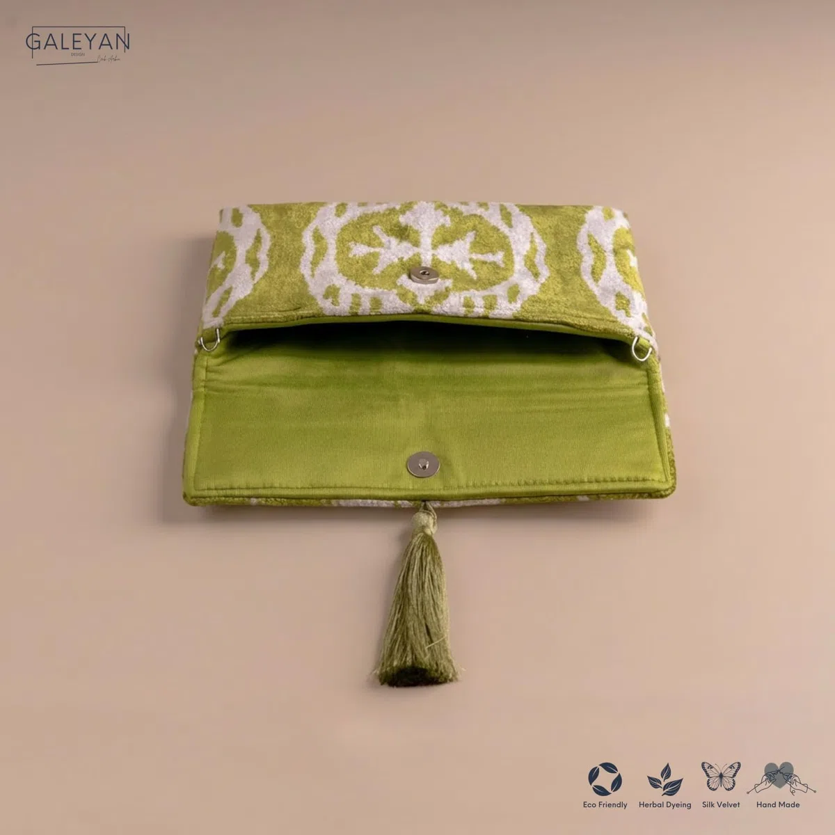 Bolso Ikat de terciopelo de seda hecho a mano, estilo sobre, diseño bohemio, patrón étnico, opción de correa de cadena, bolso de mano de fiesta de noche, bolso de mano premium, blanco roto