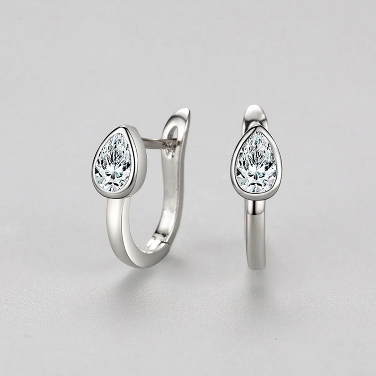 Wycian Pendientes de mujer de oro blanco y platino con moissanita blanca, en forma de U, pendientes de aro solitarios dorados pequeños para ella