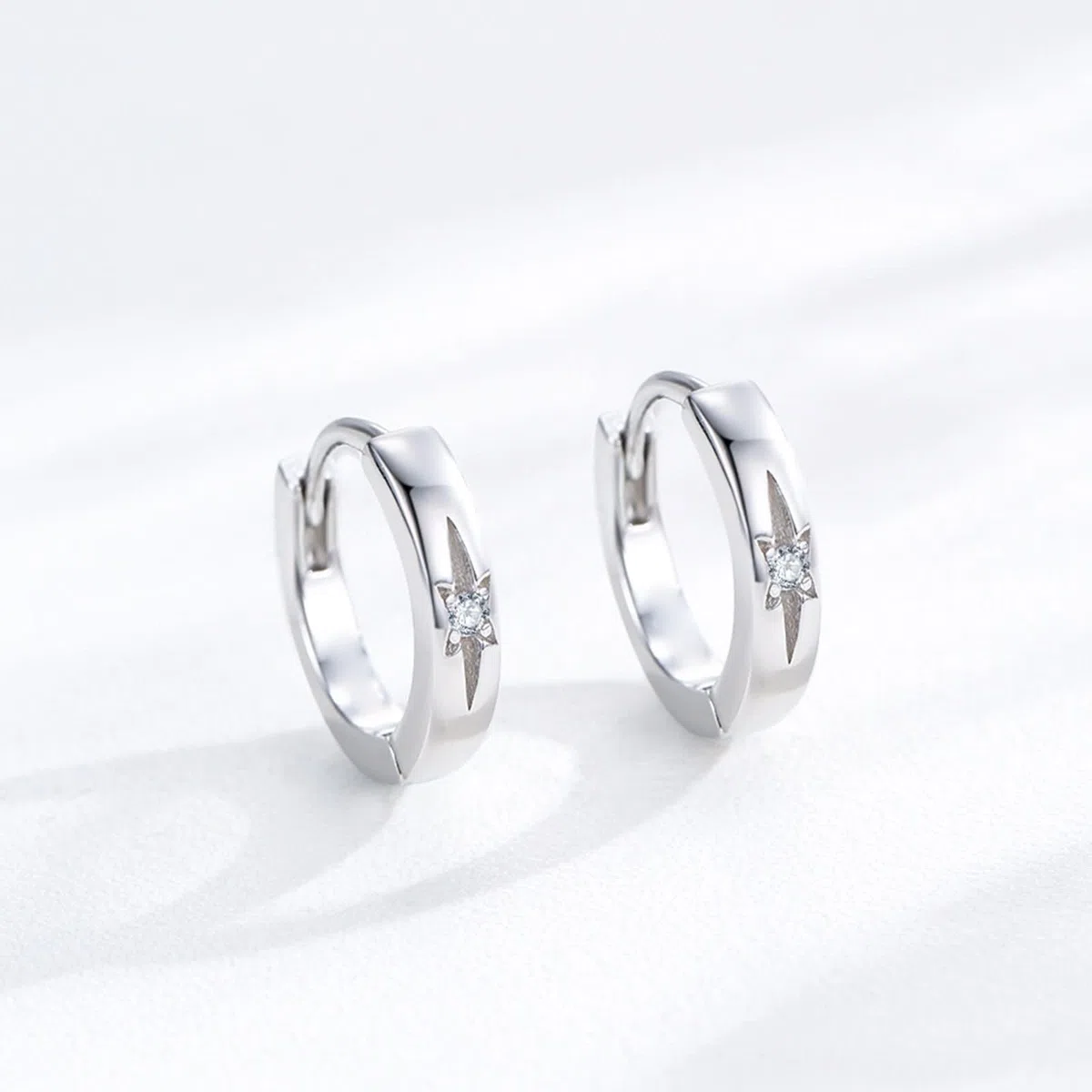 Pendientes de aro pequeños de oro real de 18 quilates para mujer, moissanita blanca, oro blanco de 9 K, 14 y 18 quilates, para uso diario, para mujer, ajuste de estrella