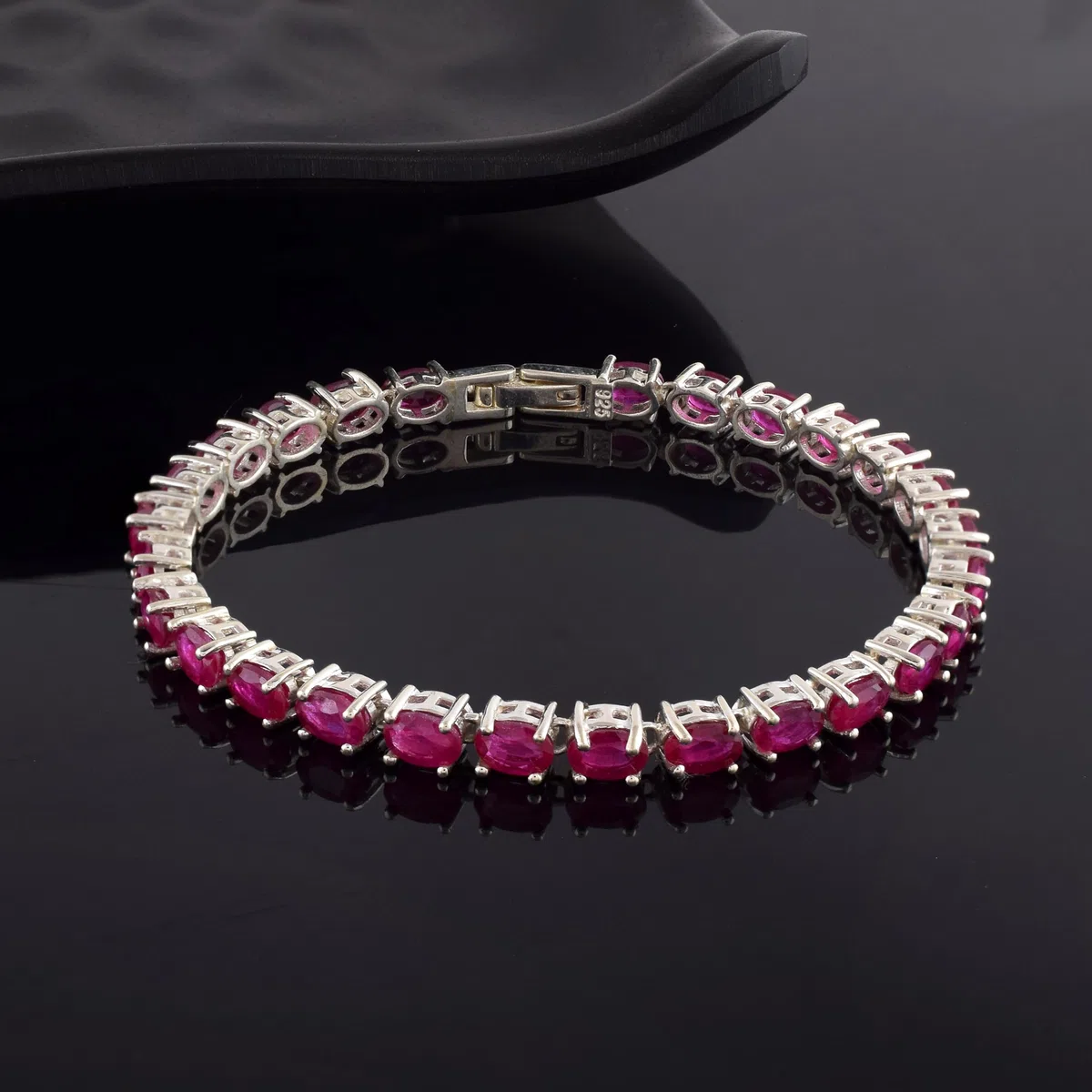 Pulsera de tenis de rubí, piedra natal de julio, 6 x 4 mm, piedras preciosas rojas facetadas ovaladas en blanco chapado en rodio blanco, pulsera clásica con cierre de caja para