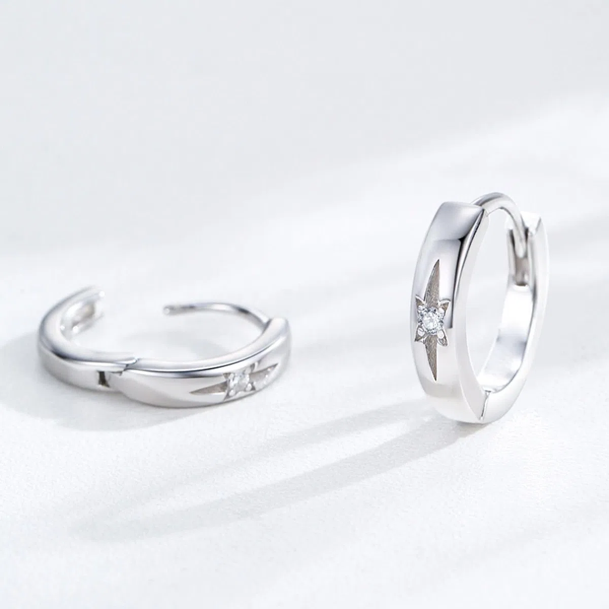 Pendientes de aro pequeños de oro real de 18 quilates para mujer, moissanita blanca, oro blanco de 9 K, 14 y 18 quilates, para uso diario, para mujer, ajuste de estrella