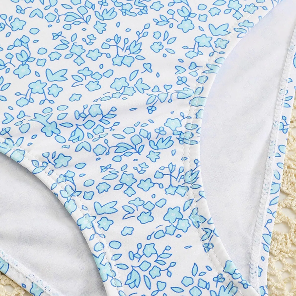 Traje de baño triángulo para niña con falda. Bonito traje de baño de tres piezas para niñas en verano con estampado cruzado, estampado de colores y estampado floral