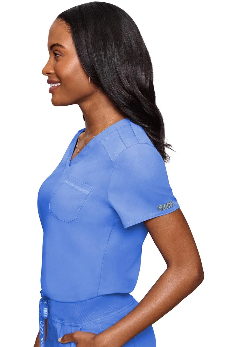 Med Couture Conjunto de uniforme médico para mujer con cuello en V MC7448 y pantalones elásticos en 2 direcciones 7710, Ciel- XS Top/S Tall Pant