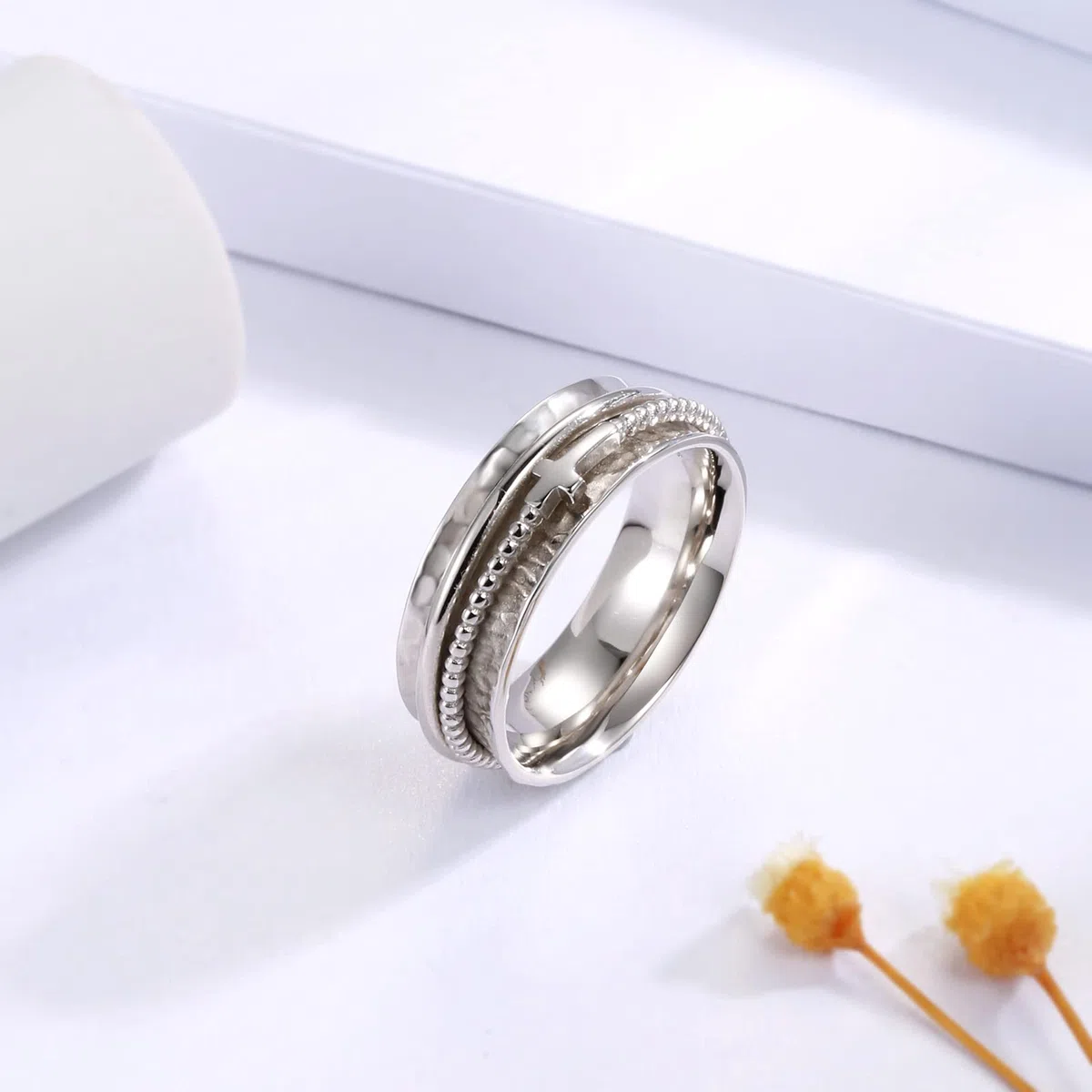 Anillo de cruz para mujer, de plata de ley 925, giratorio, ancho martillado