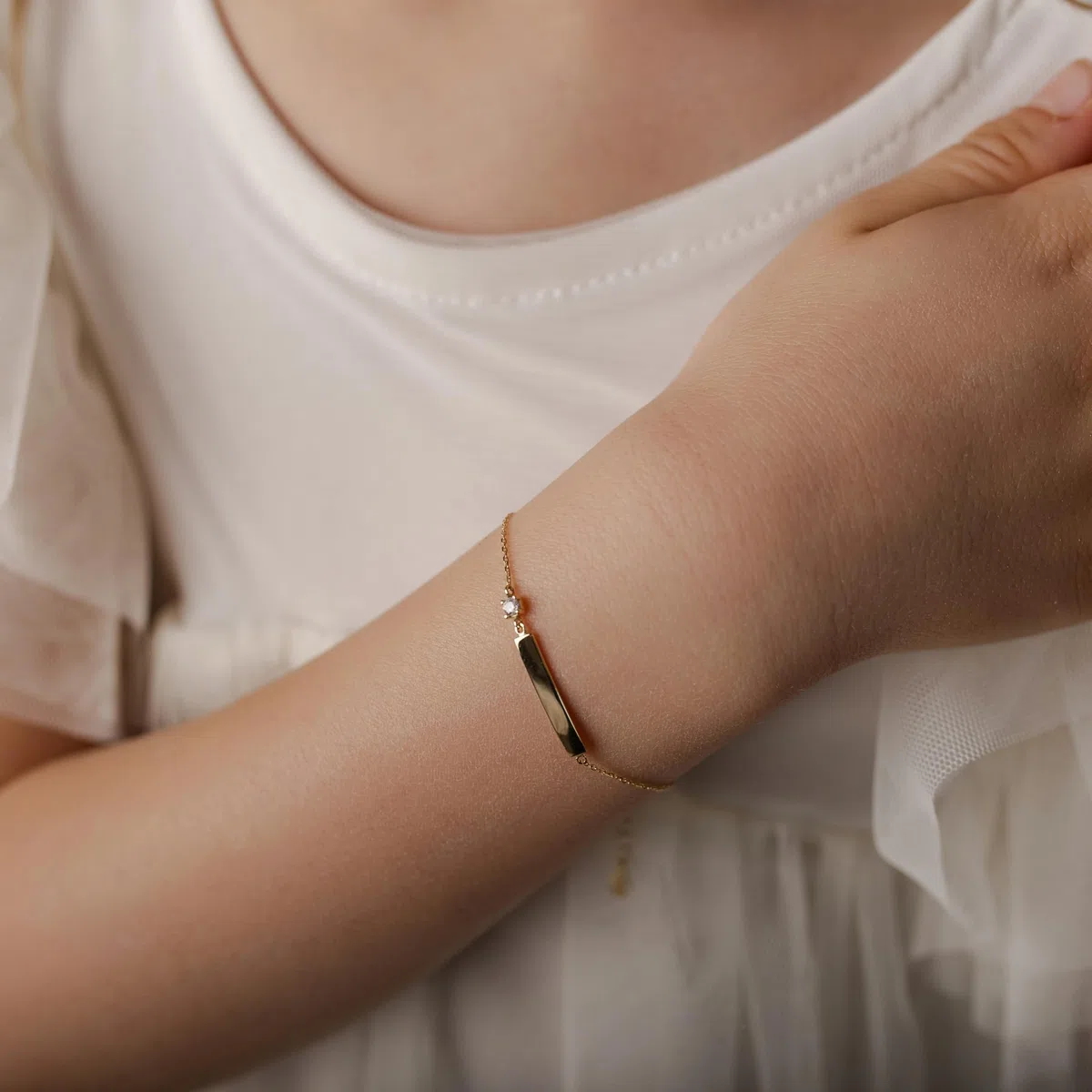Pulsera Oro 9 KT para Niños con Placa Grabable y Punto de Luz – Joya Personalizable, Idea Regalo Nacimiento, Bautizo, Comunión, Confirmación