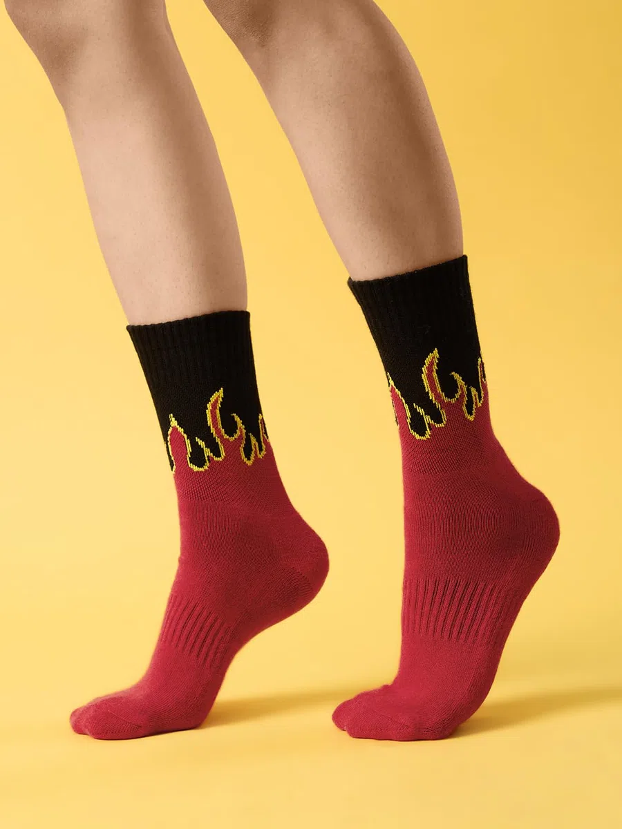 The Souled Store Calcetines Souled: On Fire para hombres y niños negro estampado casual algodón mezclado calcetines hasta el tobillo