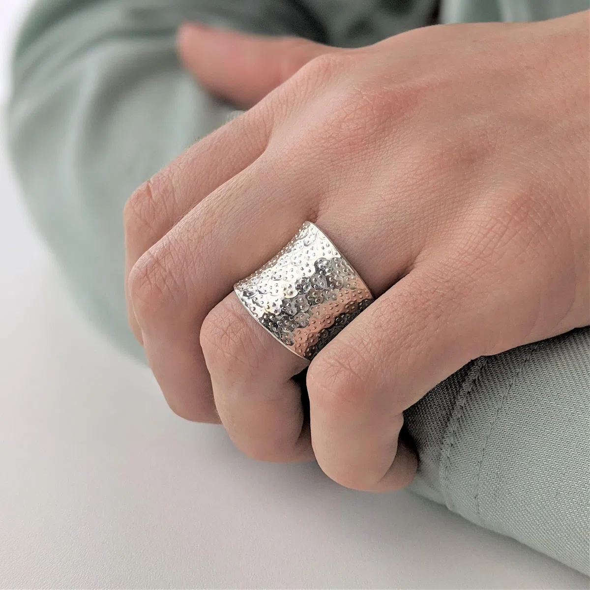 81stgeneration Hill Tribe Anillo de Banda Ancha Martillado de Plata con Textura de Puntos | Anillo Cóncavo Ajustable de Plata 999 para Mujer | Joyería Tribal Medieval | Anillos Gruesos para el Pulgar