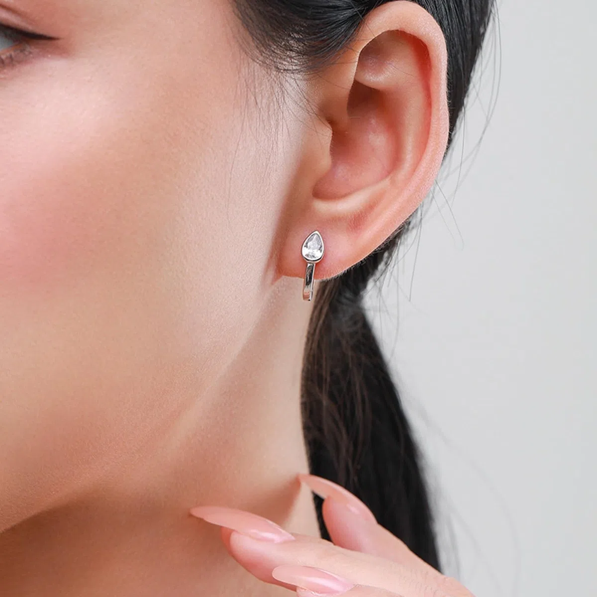 Wycian Pendientes de mujer de oro blanco y platino con moissanita blanca, en forma de U, pendientes de aro solitarios dorados pequeños para ella