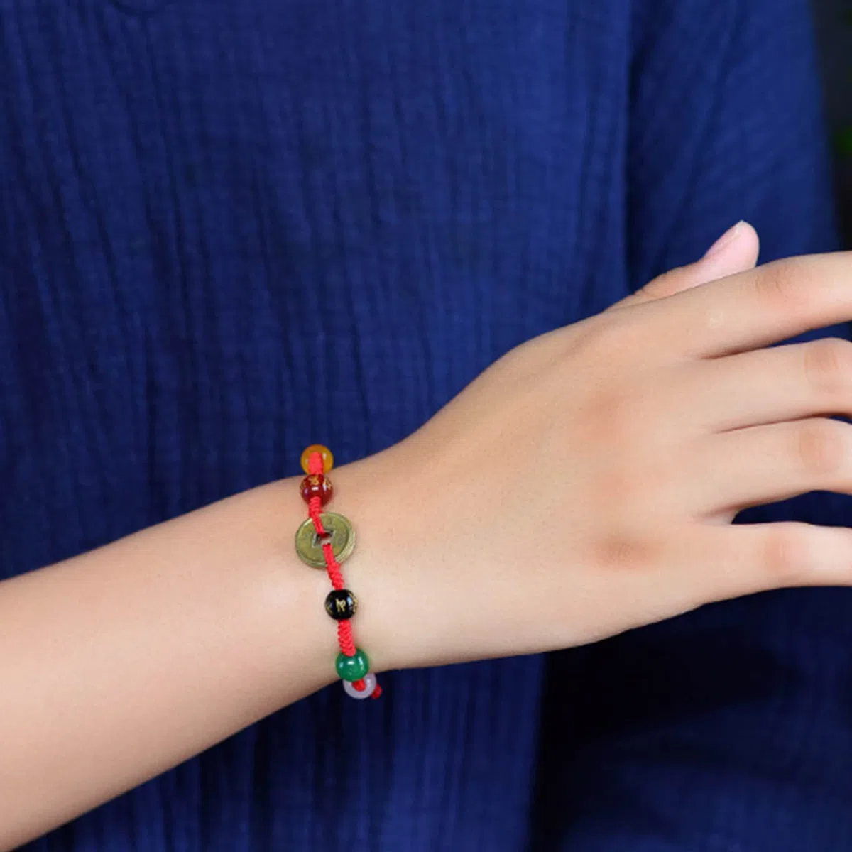 Pulsera de Hilo Rojo Amuleto Feng Shui Cinco Monedas Antiguas Encantos Dios de la Riqueza Cristal Rojo Talismán Budista Hecho a Mano de la Suerte para la Fortuna