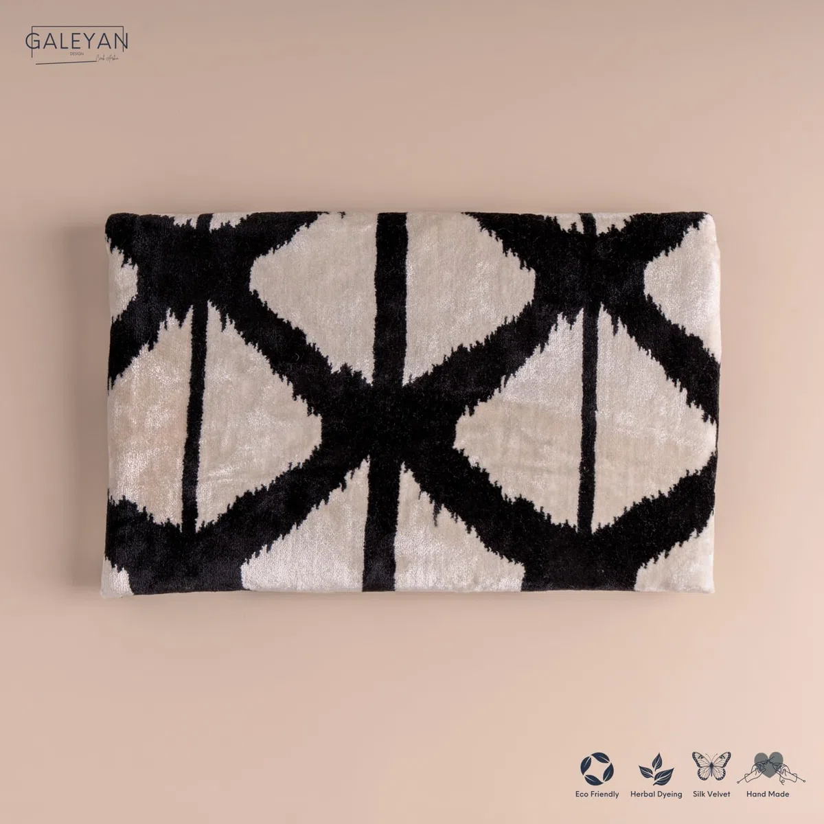 Bolso Ikat de terciopelo de seda hecho a mano, estilo sobre, diseño bohemio, patrón étnico, opción de correa de cadena, bolso de mano de fiesta de noche, bolso de mano premium, blanco roto