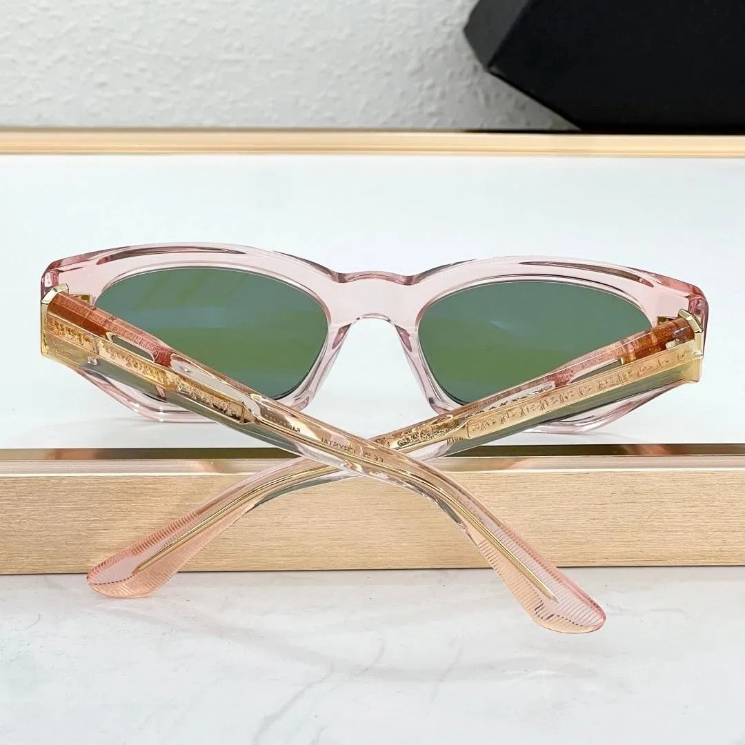 Gafas de sol con montura gruesa de acetato y protección UV400.