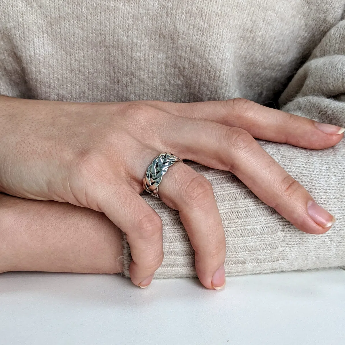Silverly Anillos de Plata de Ley 925 para Hombre y Mujer | Anillo Trenzado de 7,7mm | Anillos de Banda Ancha para Hombre | Anillos de Boda Gruesos con Banda Tejida | Anillos de Compromiso para Parejas