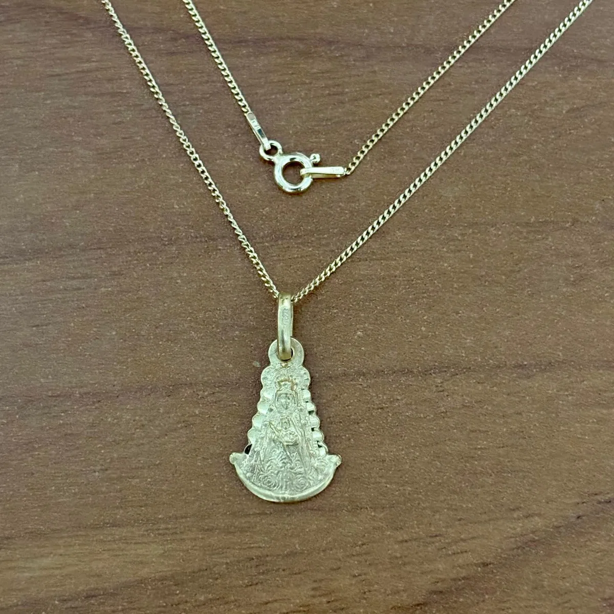 Gargantilla Virgen del Rocío Plata de Ley Dorada | Plata 925 chapada en oro, Medalla 11x18mm, Cadena 45cm incluida, Cierre de reasa seguro, Estuche oficial incluido