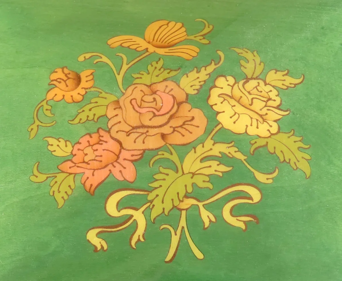 Joyero musical/caja de música para joyas de madera teñida verde claro con marquetería ramo de flores y mecanismo musical de resorte de 18 notas - El vals de Amélie Poulain (Yann Tiersen).
