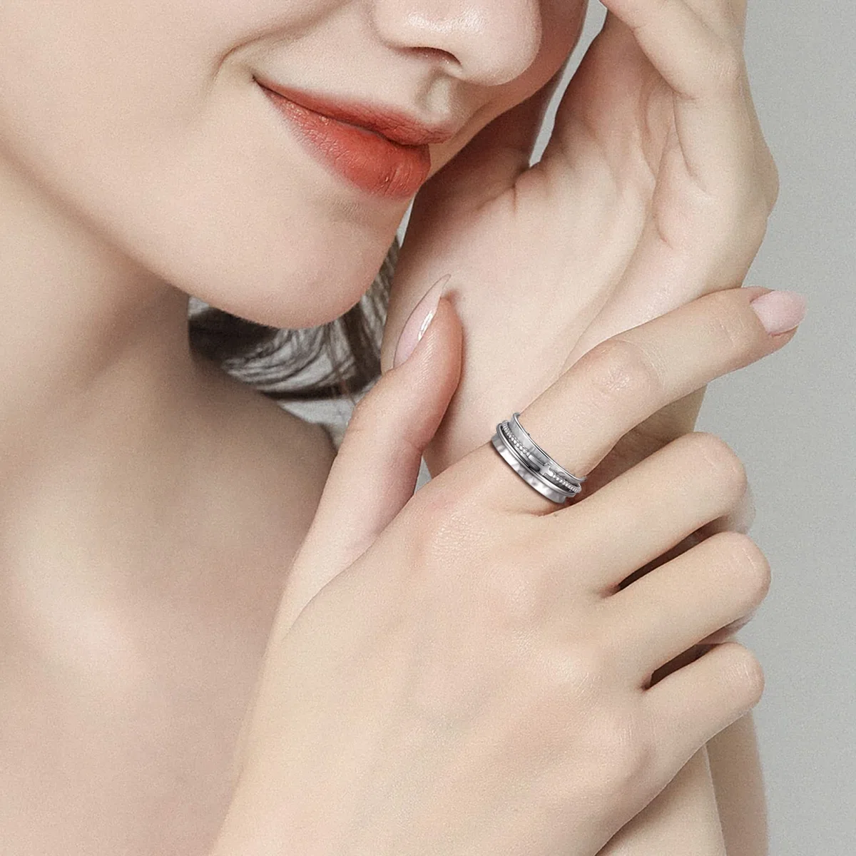 Anillo de cruz para mujer, de plata de ley 925, giratorio, ancho martillado