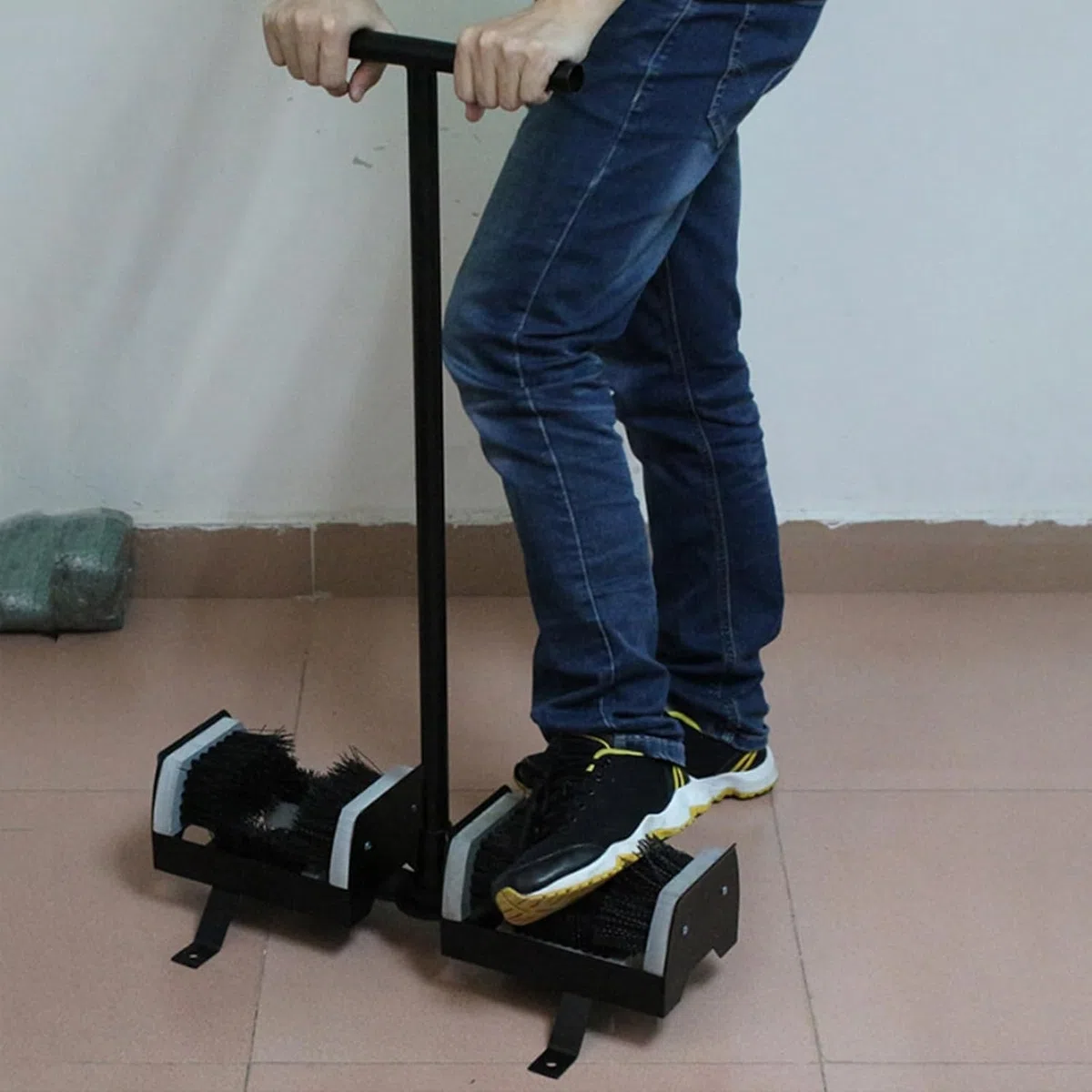 Herramienta limpiadora de botas con marco de metal y ranuras dobles para cepillo para eliminar rápidamente el barro en entradas y caminos
