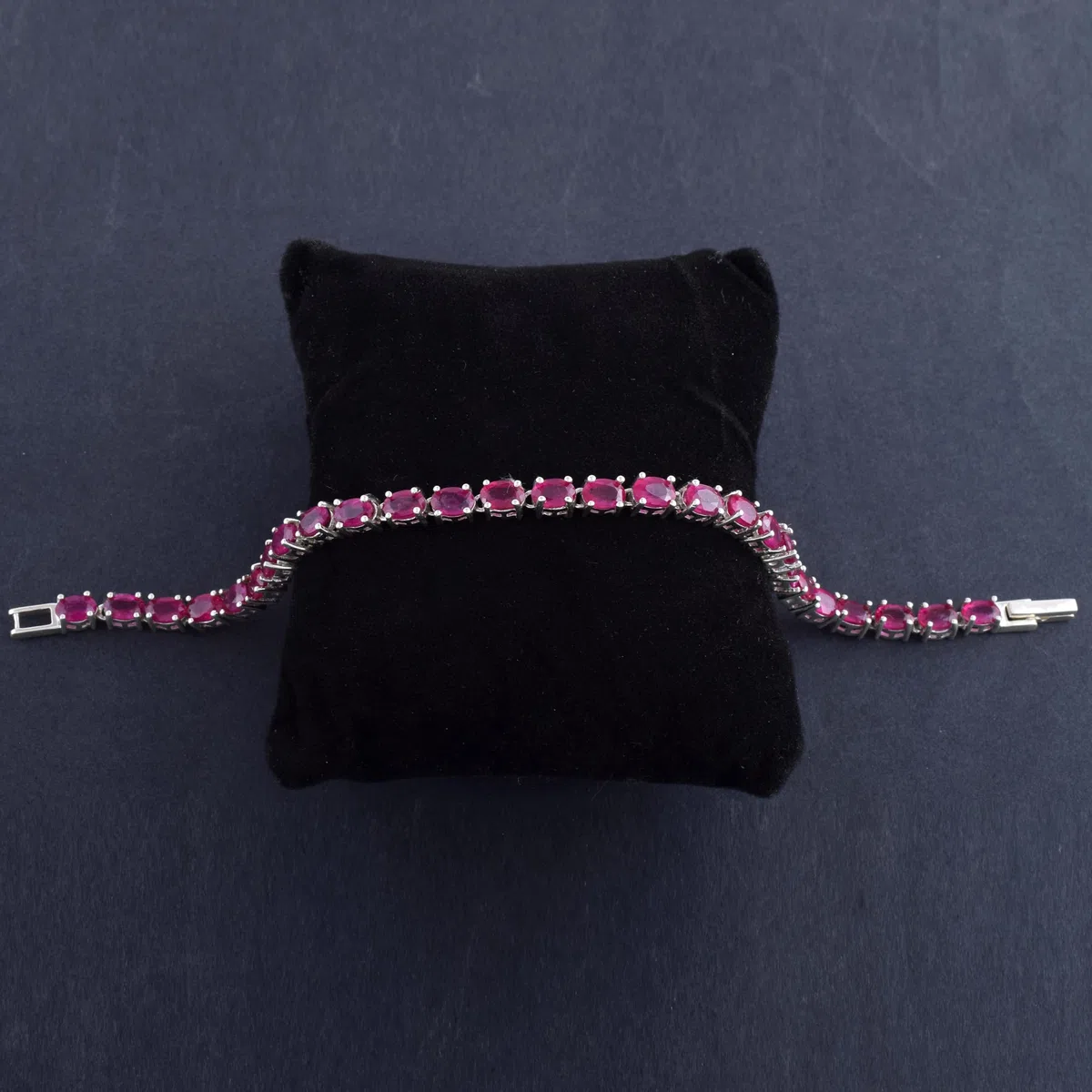 Pulsera de tenis de rubí, piedra natal de julio, 6 x 4 mm, piedras preciosas rojas facetadas ovaladas en blanco chapado en rodio blanco, pulsera clásica con cierre de caja para