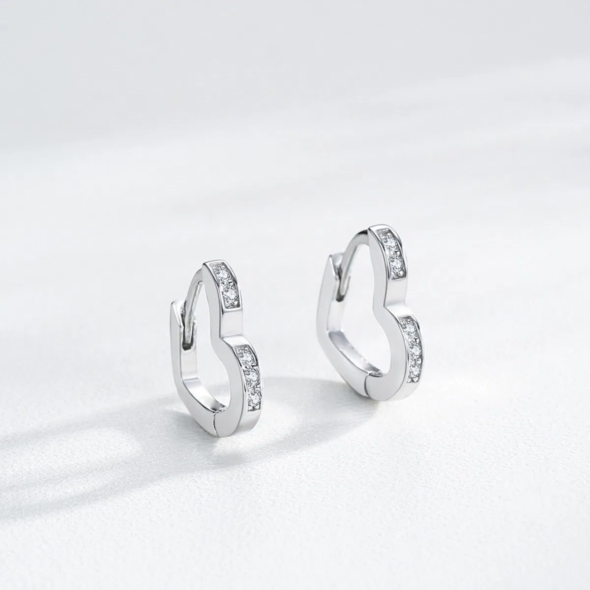 Pendientes elegantes de oro blanco de 18 quilates para mujer, moissanita blanca, aretes de aro pequeños de oro real de 18 quilates para mujer, forma de corazón