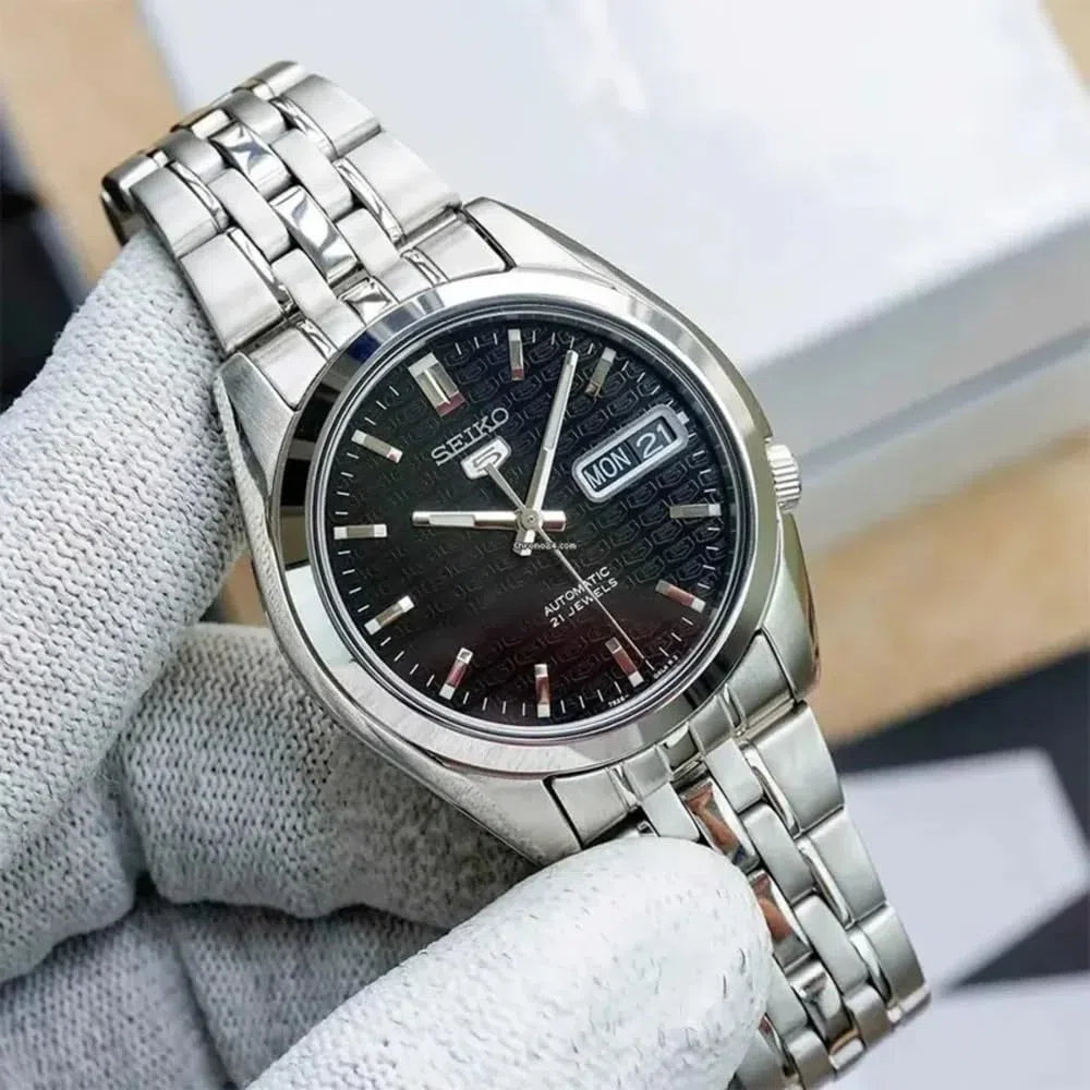 Seiko SNK361 - Reloj analógico de Acero Inoxidable con Esfera Negra para Hombre, Negro/Gris, Clásico
