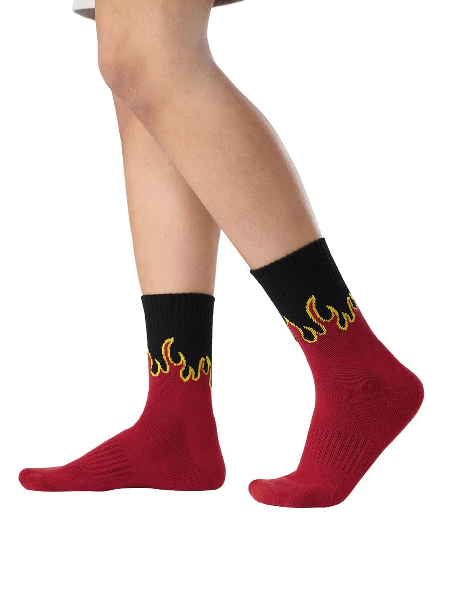 The Souled Store Calcetines Souled: On Fire para hombres y niños negro estampado casual algodón mezclado calcetines hasta el tobillo