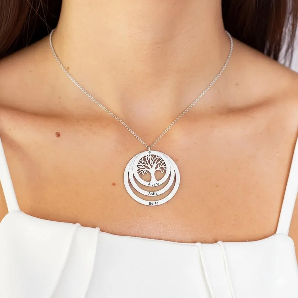 Colgante de Plata Personalizado con Árbol de la Vida y Nombres Grabados - Collar con hasta 3 Aros para Familia - Joyería Simbólica para Madres y Abuelas