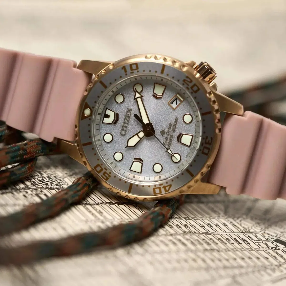 Citizen Reloj analógico de Cuarzo para Mujer con Correa de Poliuretano EO2023-00A, Rosa., Correa