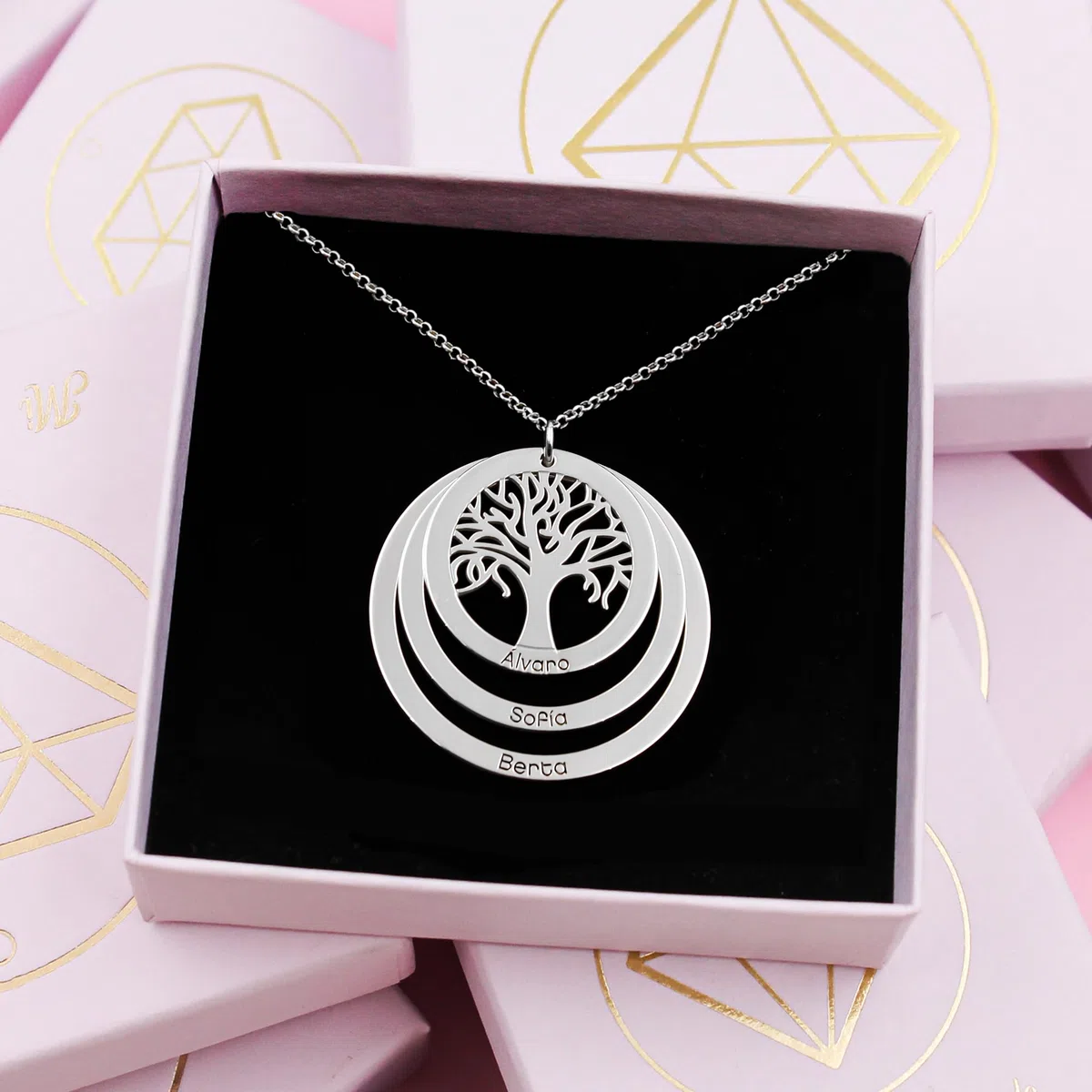 Colgante de Plata Personalizado con Árbol de la Vida y Nombres Grabados - Collar con hasta 3 Aros para Familia - Joyería Simbólica para Madres y Abuelas