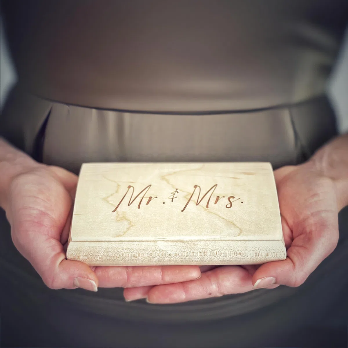 Mikutowski Woodworking Caja de recuerdos de madera Mr and Mrs, regalo de boda recién casado, regalo de aniversario o inauguración de la casa para parejas, hecha a mano en los Estados Unidos,