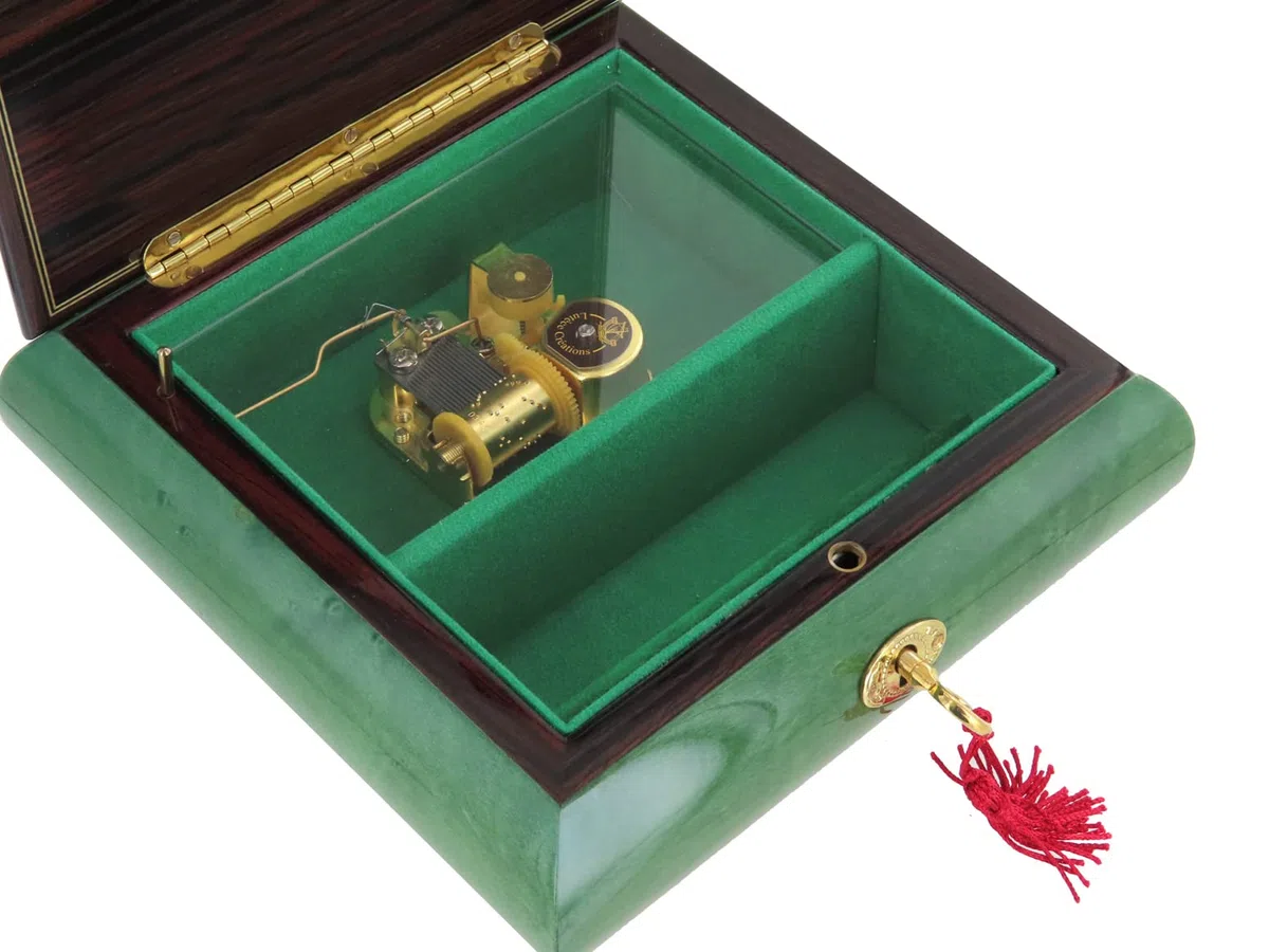 Joyero musical/caja de música para joyas de madera teñida verde claro con marquetería ramo de flores y mecanismo musical de resorte de 18 notas - El vals de Amélie Poulain (Yann Tiersen).