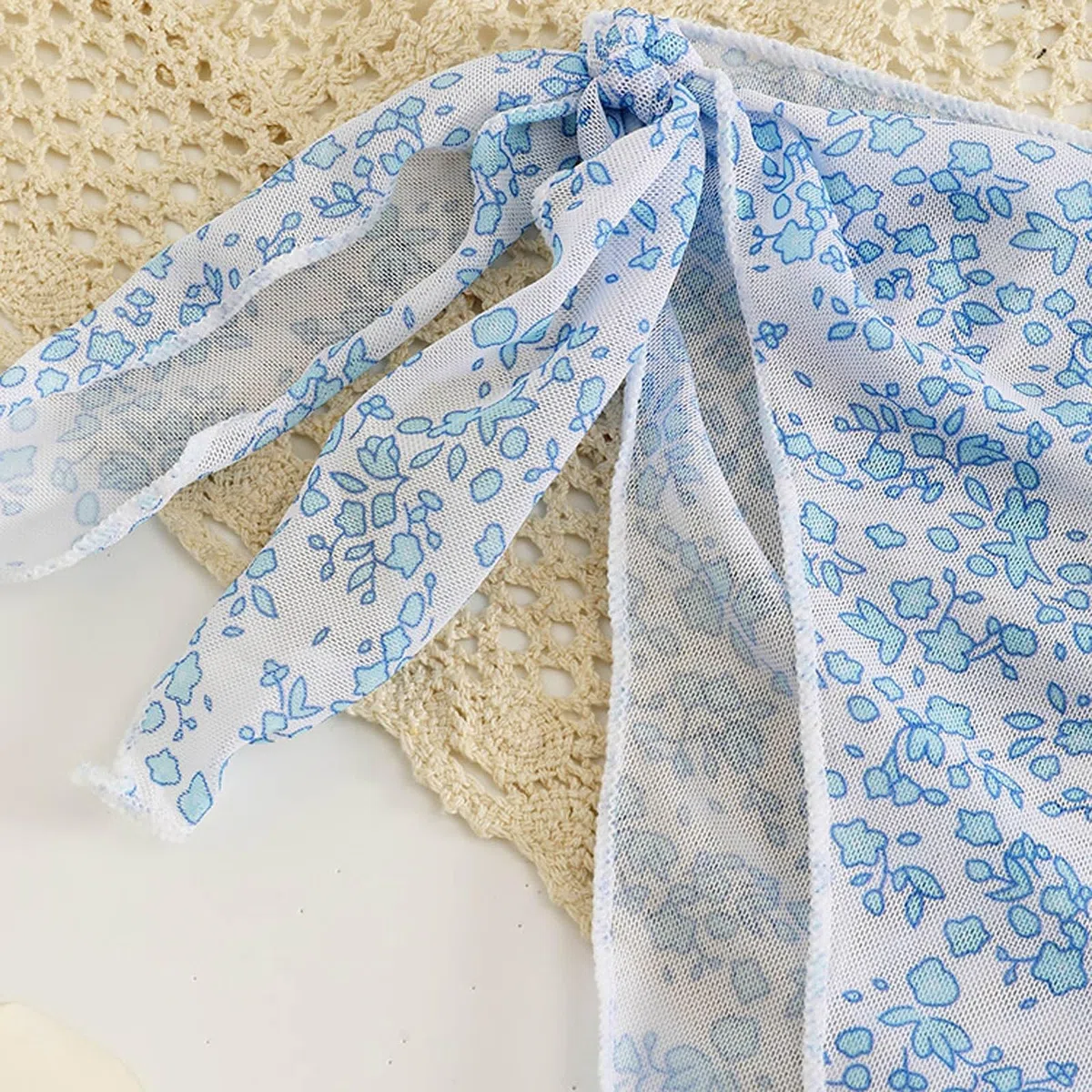 Traje de baño triángulo para niña con falda. Bonito traje de baño de tres piezas para niñas en verano con estampado cruzado, estampado de colores y estampado floral