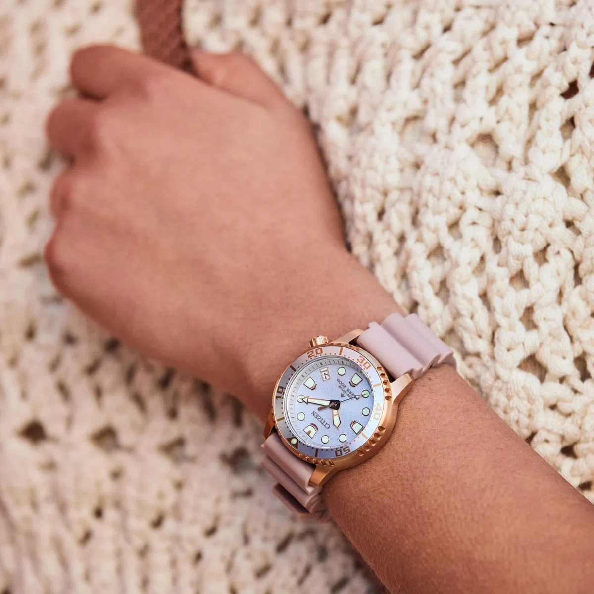 Citizen Reloj analógico de Cuarzo para Mujer con Correa de Poliuretano EO2023-00A, Rosa., Correa