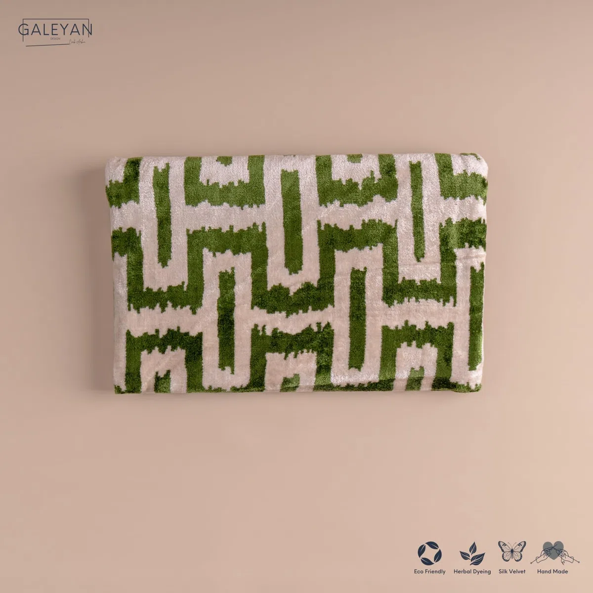 Bolso Ikat de terciopelo de seda hecho a mano, estilo sobre, diseño bohemio, patrón étnico, opción de correa de cadena, bolso de mano de fiesta de noche, bolso de mano premium, blanco roto