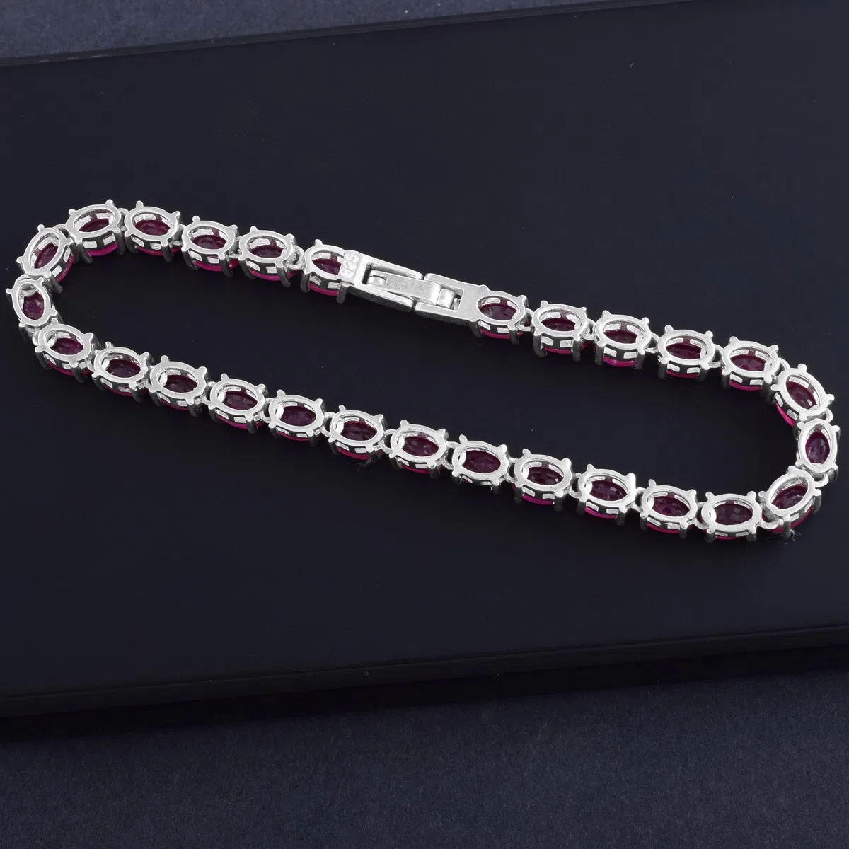 Pulsera de tenis de rubí, piedra natal de julio, 6 x 4 mm, piedras preciosas rojas facetadas ovaladas en blanco chapado en rodio blanco, pulsera clásica con cierre de caja para