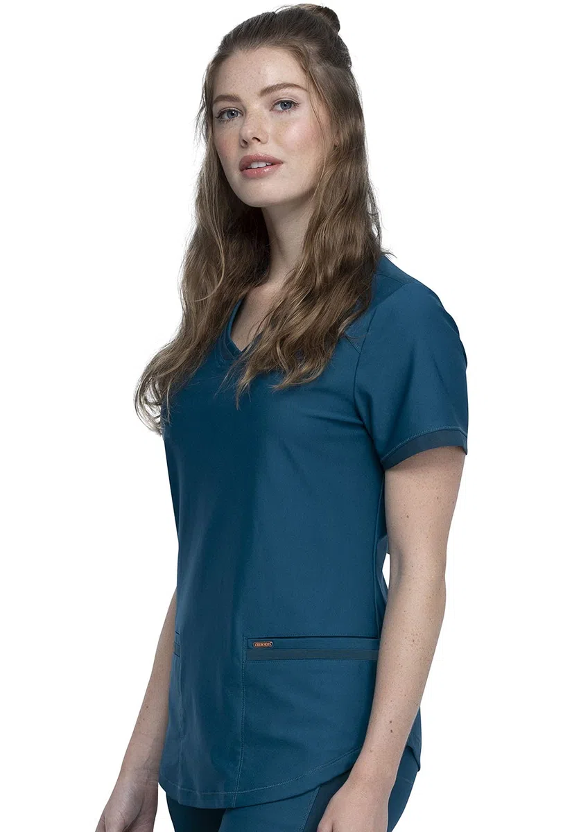 Cherokee CK840 - Conjunto de ropa quirúrgica para mujer, 7 bolsillos, cuello en V, dobladillo curvado CK840 y pantalón de pierna cónica de tiro medio con cordón CK095, azul caribeño, camiseta 2XL /