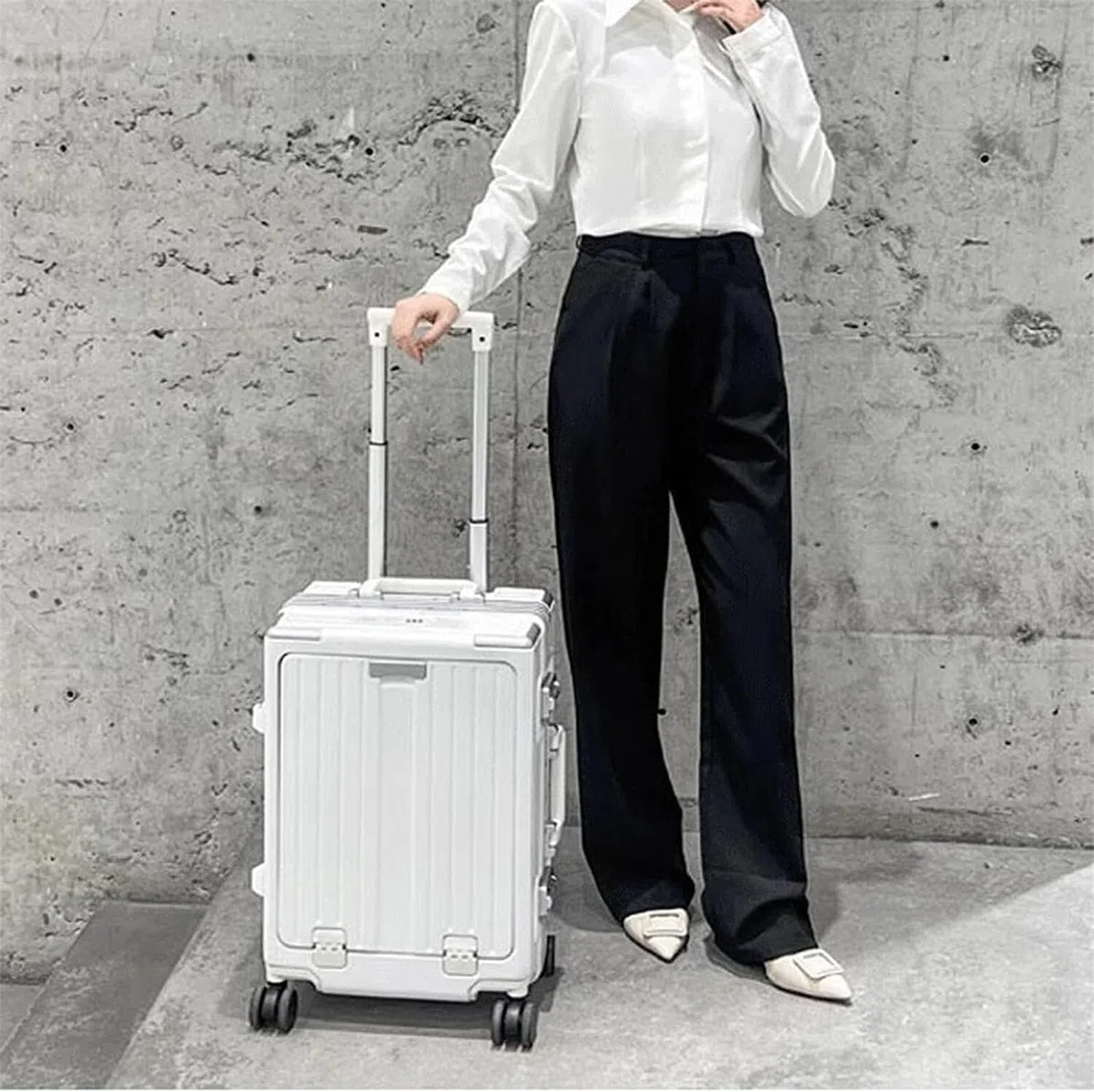 Maleta de viaje duradera con apertura frontal, resistente a la presión y a las caídas, absorbe los golpes, puerto de carga USB, White, 20 in