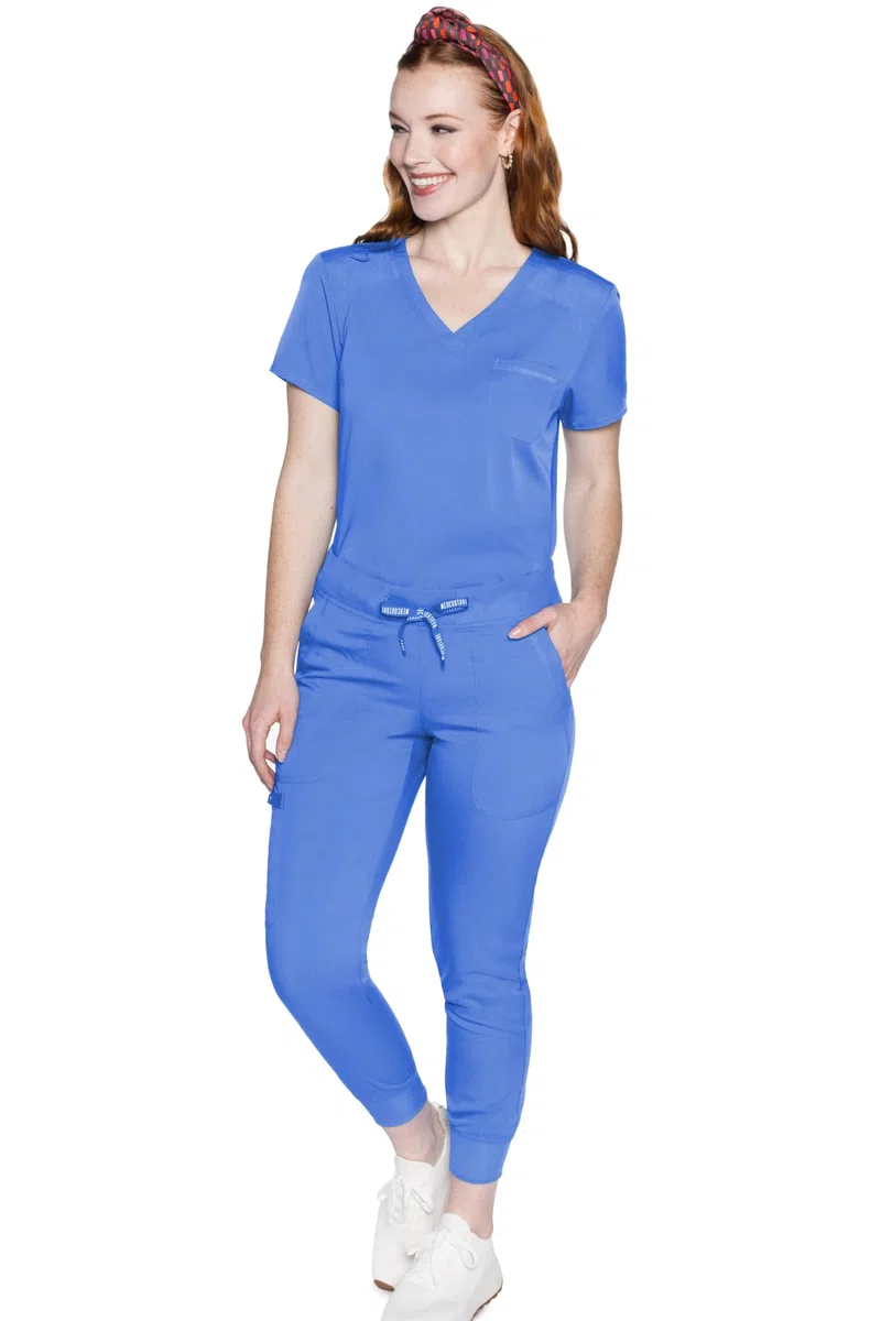 Med Couture Conjunto de uniforme médico para mujer con cuello en V MC7448 y pantalones elásticos en 2 direcciones 7710, Ciel- XS Top/S Tall Pant