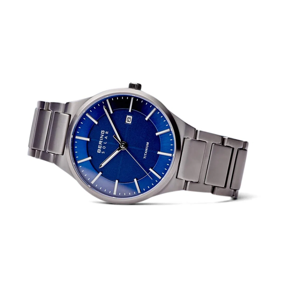 BERING 15239 Reloj Solar para Hombre con Caja de Titanio de 39 mm y Esfera, Brazalete de Titanio con Detalles de Titanio y Resistencia al Agua de 10 ATM