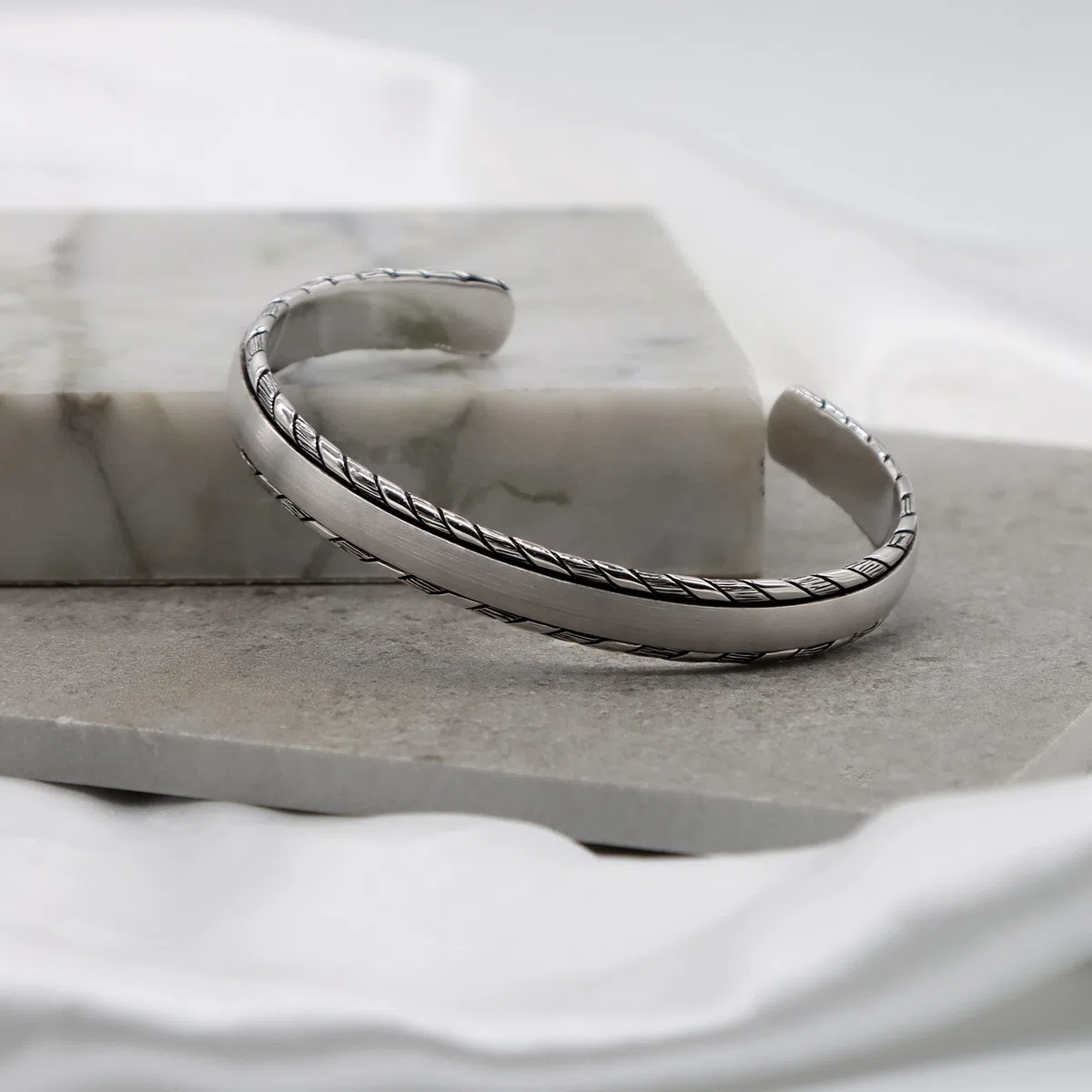 Tuscany Silver Brazalete de plata de ley chapado en rodio mate cepillado y trenzado para hombre, talla única, Plata chapada en rodio