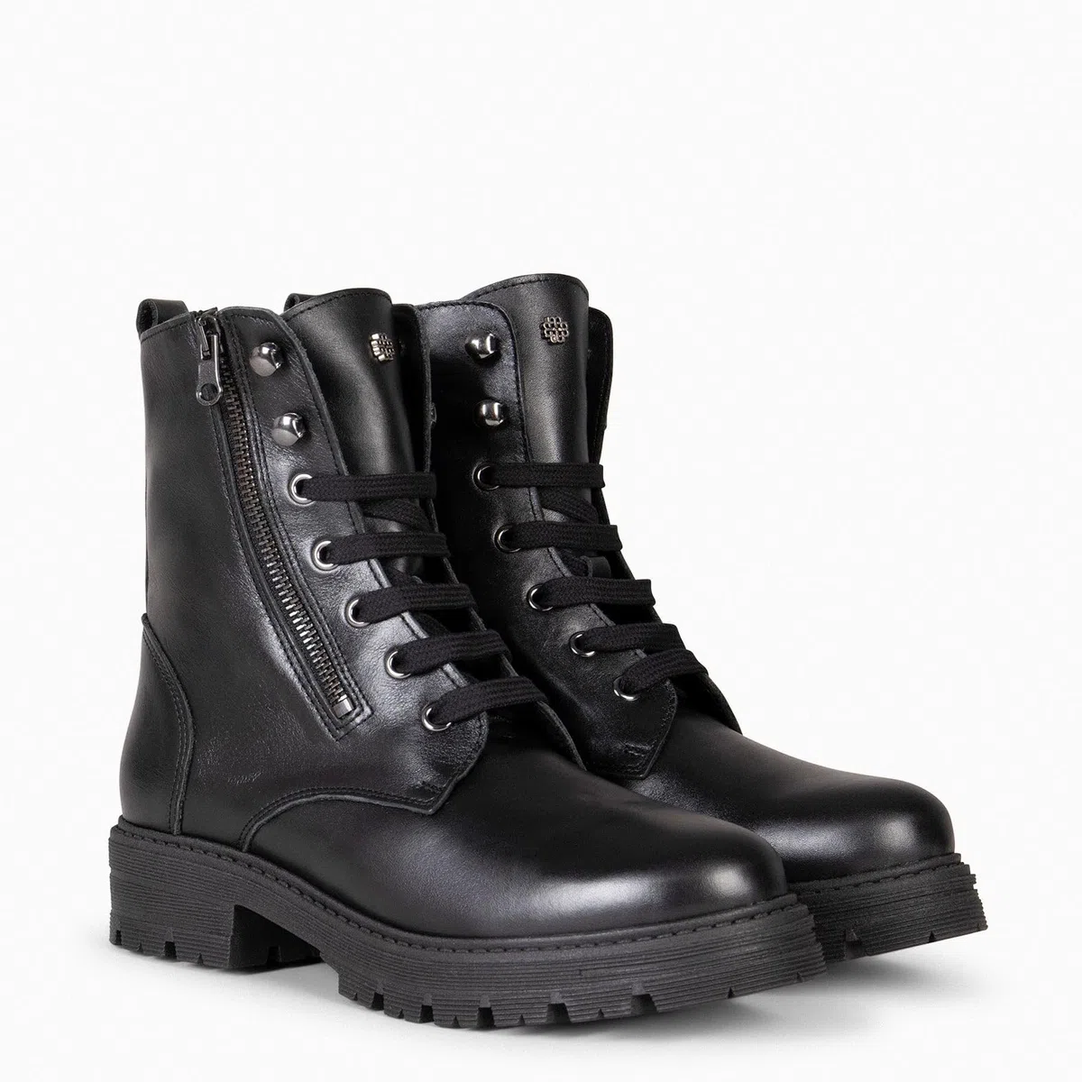 miMaO. Botas militares mujer en piel con piso track y cremallera lateral. Hecho en España